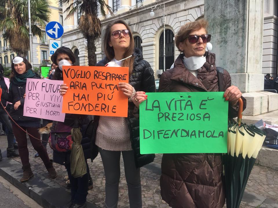 Manifestanti No Fonderie davanti al Tribunale di Salerno