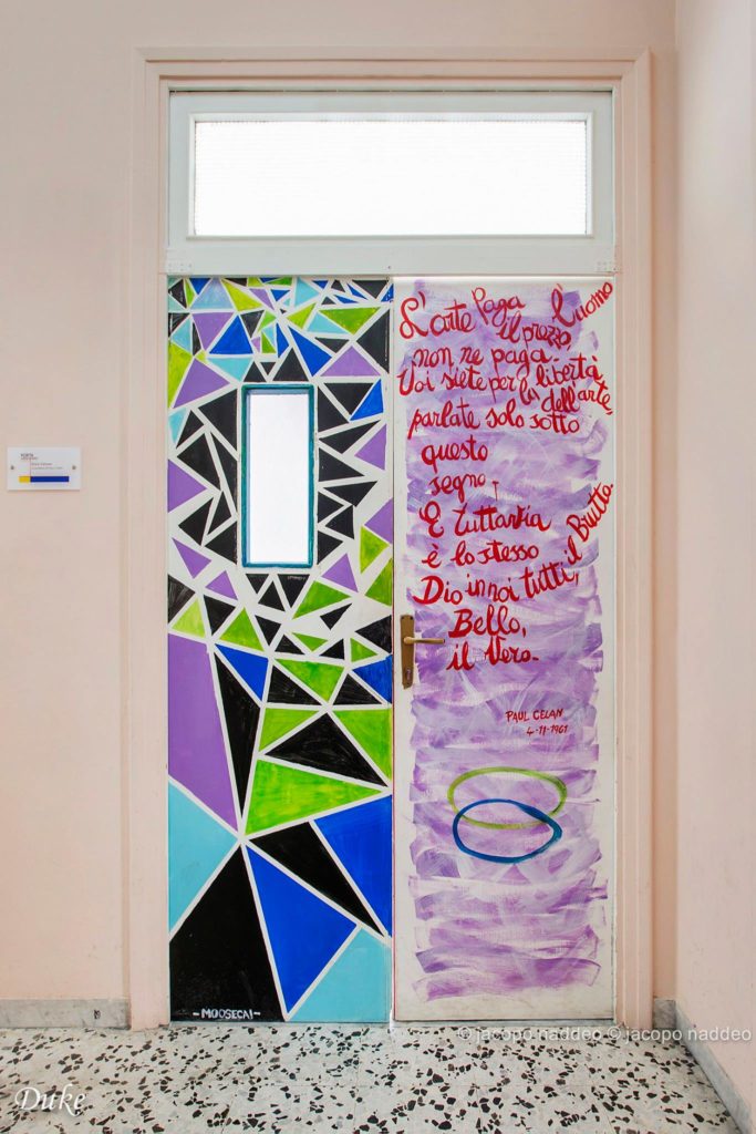 porta di un'aula decorata del liceo artistico Sabatini-Menna