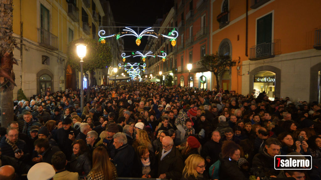Salerno, Luci d'Artista 2018, folla a piazza Portanova davanti all'albero di Natale