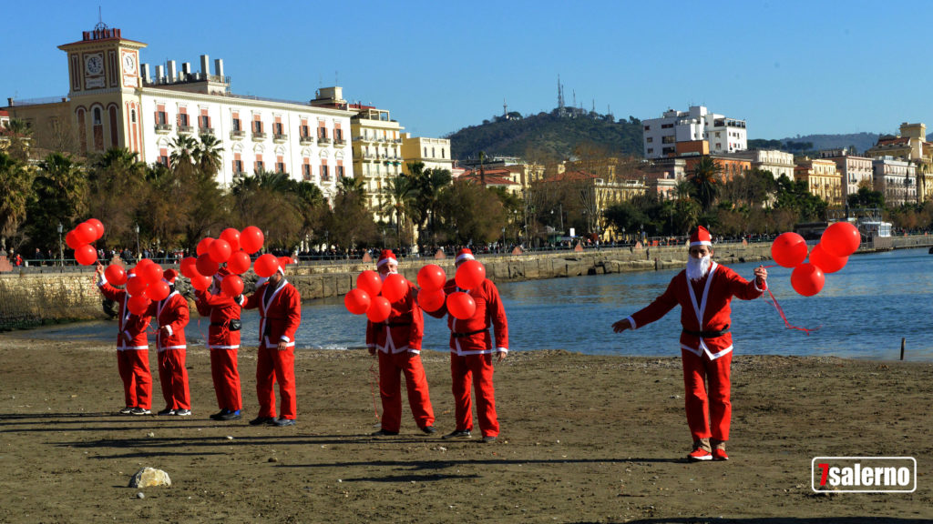 Babbo Natale viene dal mare Salerno, Spiaggia santa Teresa Fotoreporter Gambardella Sevensalerno