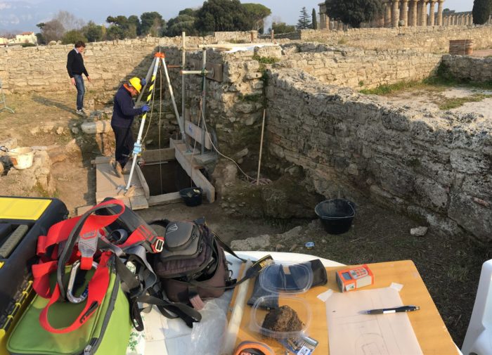 Paestum: riprende lo scavo della casa greca, dietro al Tempio di Nettuno