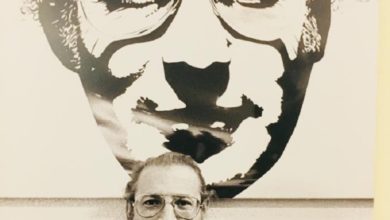 Filiberto Menna dinanzi al proprio ritratto- Foto di Pino Grimaldi, 1973