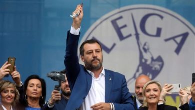 Salvini-con-in-mano-il-Rosario-e-Le-Pen-a-Milano
