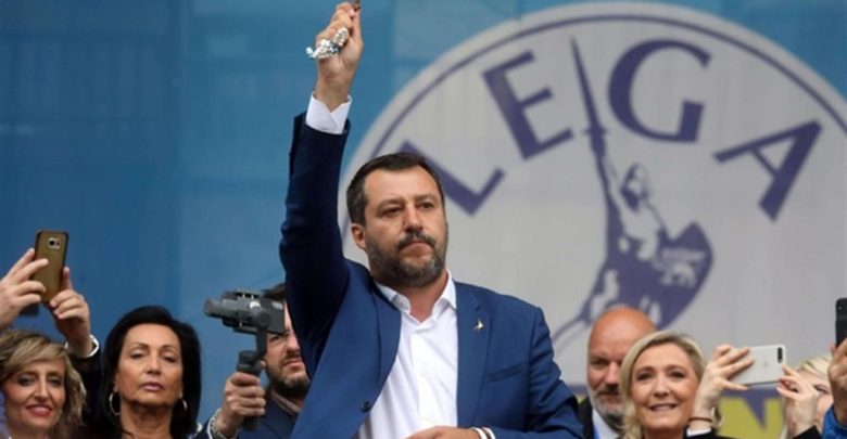 Salvini-con-in-mano-il-Rosario-e-Le-Pen-a-Milano