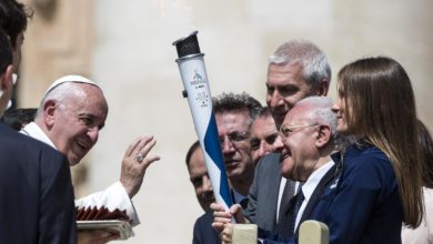 Papa-benedice-Torcia-Universiadi-2019