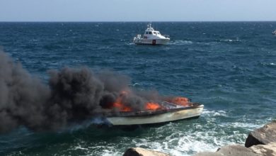 barca in fiamme