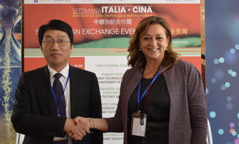 Shao-vice-presidente-Accademia-delle-Scienze-di-Pechino-e-Valeria-Fascione-ass-Innovazione-Regione-Campania-
