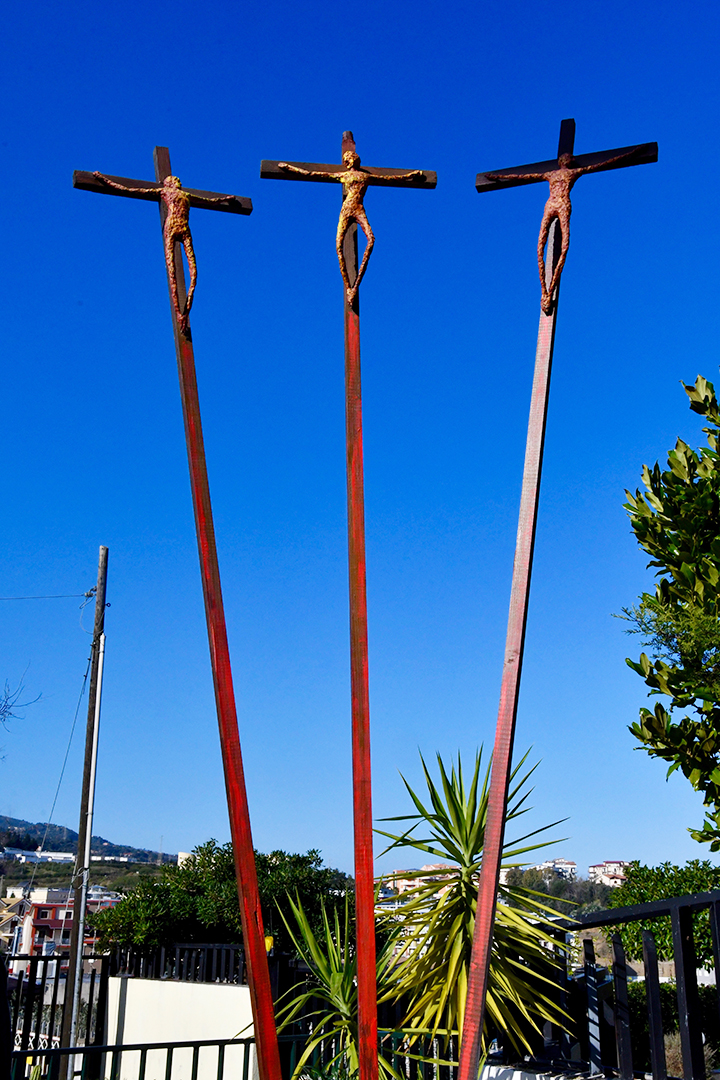 ESPOSITO Isidoro- Cristo promette un nuovo regno al buon ladrone. installazione, mixed media e croci lignee, anno 2002 ferro,70x50