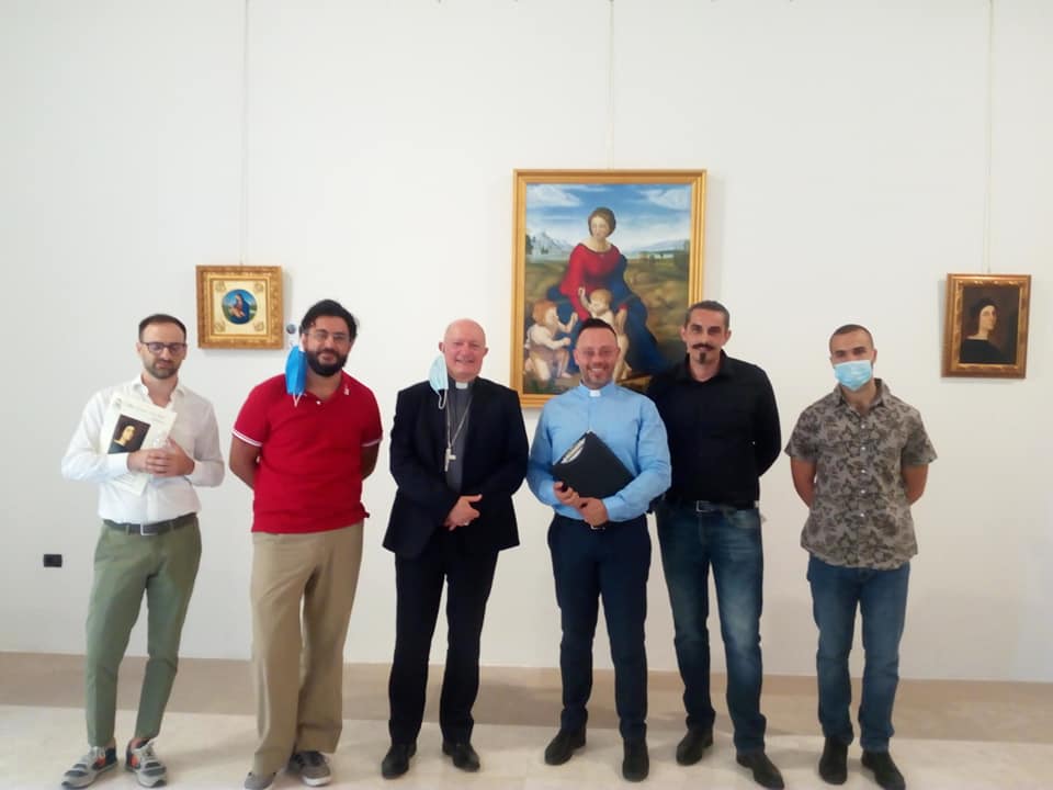 Al centro, a sx, l'Arcivescovo Monsignor Andrea Bellandi, a dx don Luigi Aversa, Direttore del NMuseo Diocesano di Salerno. Ai lati, i quattro artisti
