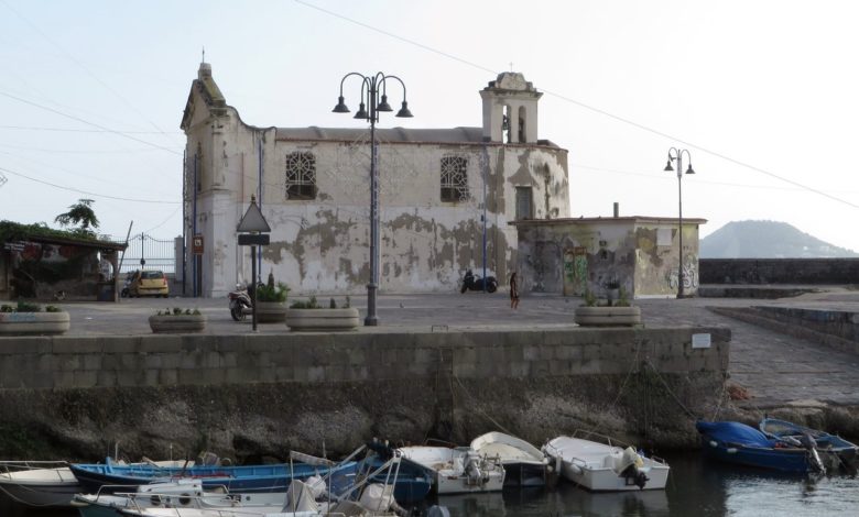 Darsena-e-Chiesa-dellAssunta-a-mare-Pozzuoli-NA