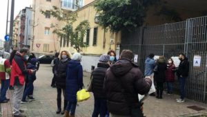 Salerno, no dad davanti alla scuola elementare Mari