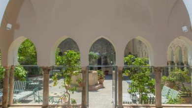 Amalfi-SA-Chiostro-moresco-dellHotel-Luna-e-Chiesa-di-SantAntonio-