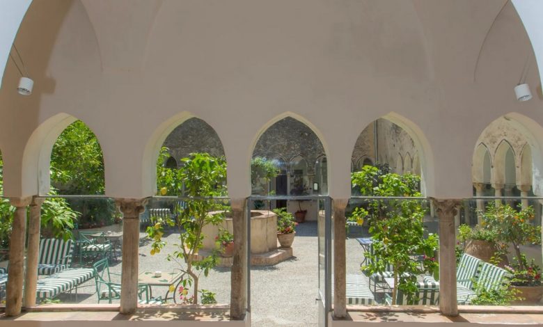 Amalfi-SA-Chiostro-moresco-dellHotel-Luna-e-Chiesa-di-SantAntonio-