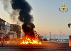 venere-degli-stracci-incendio-napoli-foto vigili del fuoco